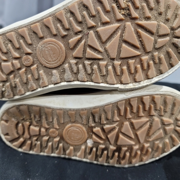 (2) Kid Boots Size 9 - Picture 3 of 5